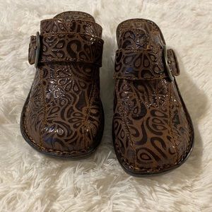 BOC BORN Concept brown paisley clogs size 7